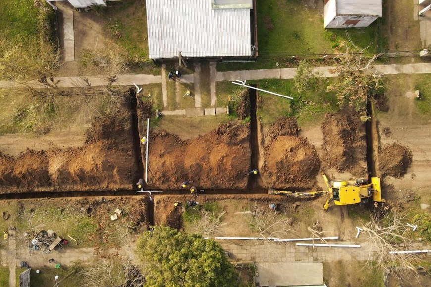 La obra está llegando al 20% de avance y comprende la colocación de cañerías con sus respectivas bocas de registro, pruebas hidráulicas para asegurar el funcionamiento del sistema, la construcción de la red de colectoras y la estación elevadora principal (EE1).