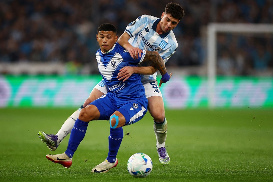 Soccer Football - Copa Libertadores - Quarter Final - Second Leg - Racing Club v Velez Sarsfield - Estadio Monumental Presidente Peron, Avellaneda, Argentina - September 23, 2025
Velez Sarsfield's Imanol Machuca in action with Racing Club's Juan Nardoni REUTERS/Agustin Marcarian