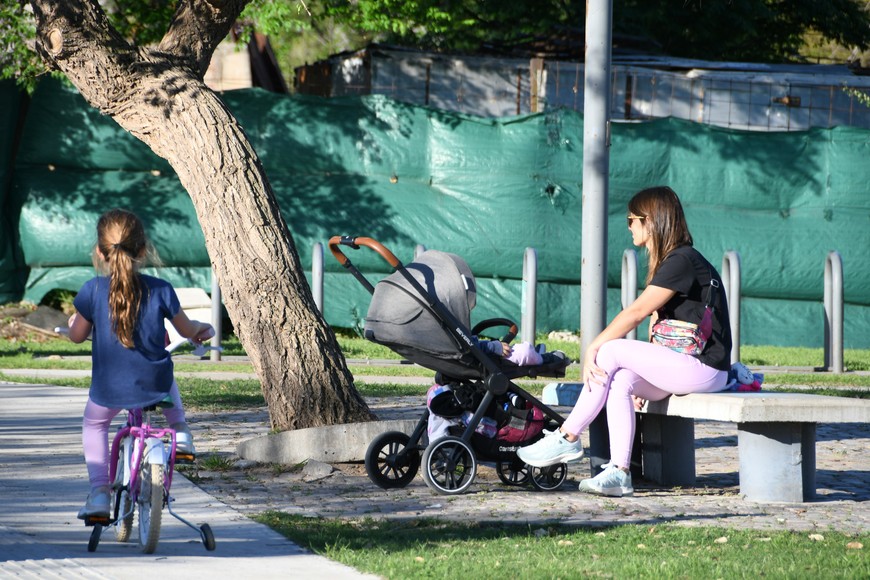 Una madre cuida a su hija en uno de los espacios de descanso.
