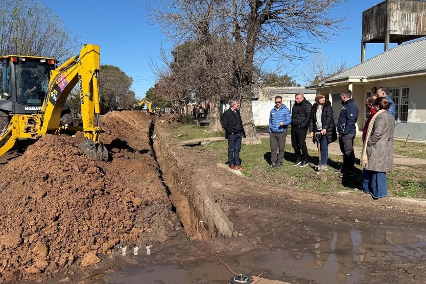 La obra está llegando al 20% de avance y comprende la colocación de cañerías con sus respectivas bocas de registro, pruebas hidráulicas para asegurar el funcionamiento del sistema, la construcción de la red de colectoras y la estación elevadora principal (EE1).