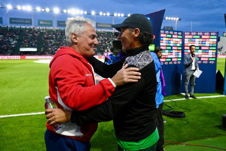 Madelón y Troglio, abrazo y saludo | Unión-Banfield | Torneo Clausura Fecha 10 | Estadio Florencio Sola. Foto: Juan Manuel Foglia