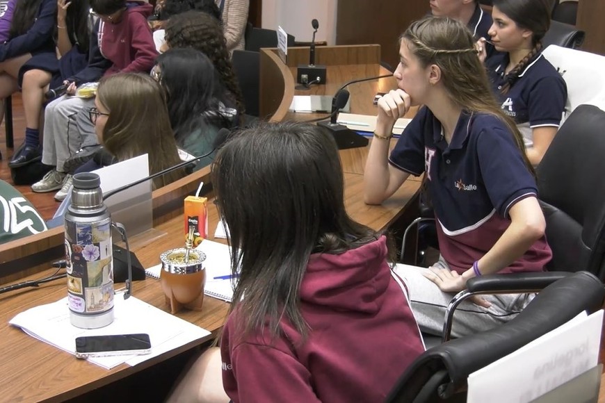 Jóvenes exponen sus iniciativas durante la jornada del Concejo Joven.