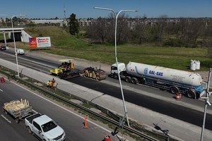 Operarios finalizan la carpeta de asfalto entre los kilómetros 8 y 14, mano hacia Santa Fe.