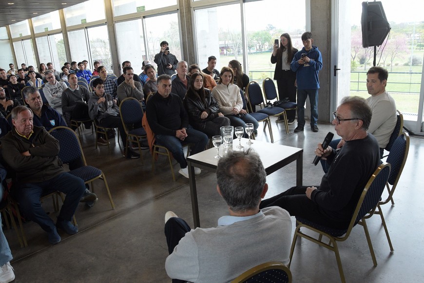 Magnano habló durante 90 minutos y se explayó en su experiencia cómo líder de grupos.  Foto: Guillermo Di Salvatore