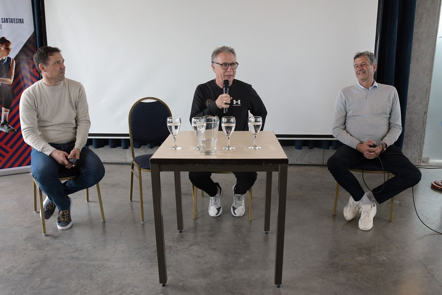 Pablo Carranza (dirigente de la ASB), Magnano y Gabriel Darrás (presidente de la ASB) en plena charla. Foto: Guillermo Di Salvatore.