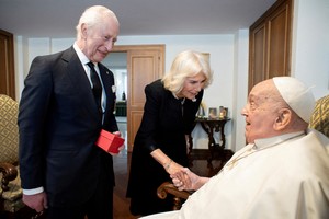 Pope Francis meets with Britain's King Charles and Queen Camilla during a private audience at the Vatican, April 9, 2025.  Vatican Media/­Handout via REUTERS    ATTENTION EDITORS - THIS IMAGE WAS PROVIDED BY A THIRD PARTY.     TPX IMAGES OF THE DAY