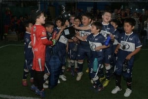 Los chicos celebraron la final del Lagunerito con sonrisas y abrazos. Foto: Manuel Fabatia.