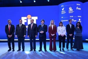 Milei y su gabinete en la apertura de la FIT 2025 en Buenos Aires este sábado.