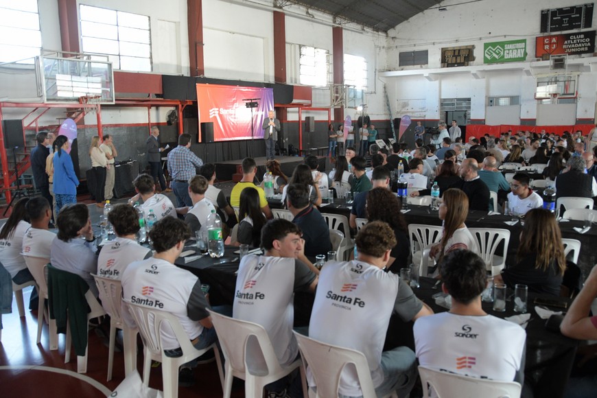 Pablo Farías acompaña a los deportistas en la entrega. Crédito: Guillermo Di Salvatore.