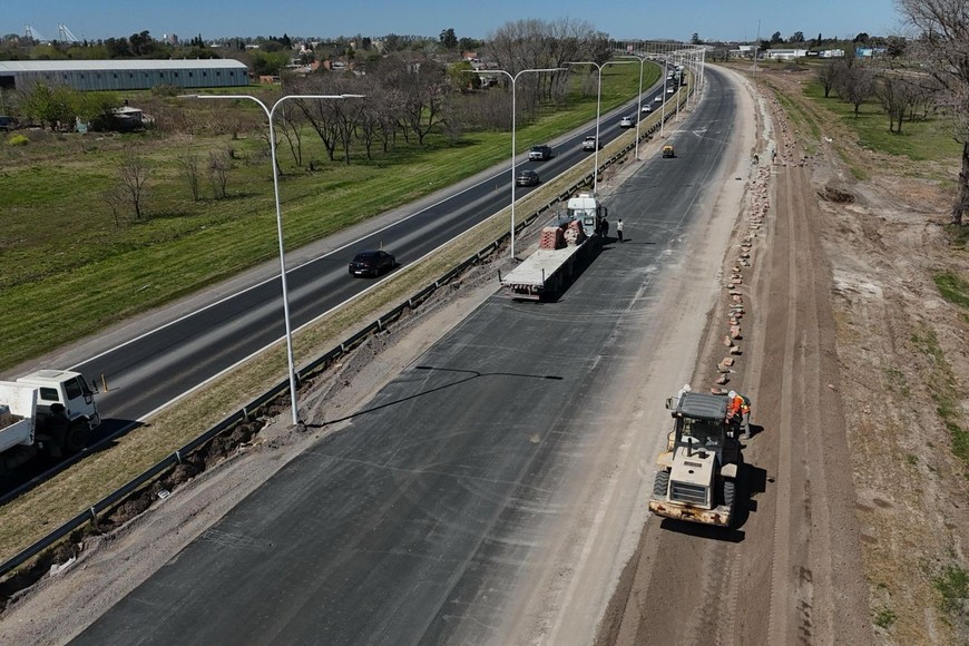 Trabajos en banquinas permiten fortalecer la infraestructura vial.