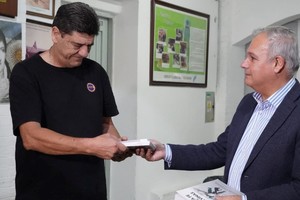 Schweighofer recibió como obsequio el libro “Malvinas en Santa Fe.