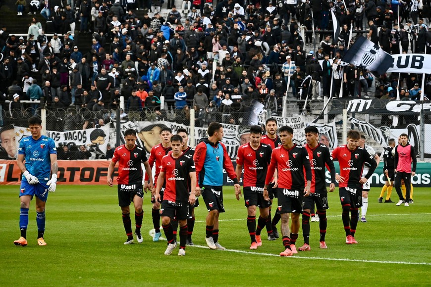 Dura visita de Colón a uno de los pretendientes al ascenso. Crédito: Juan Foglia