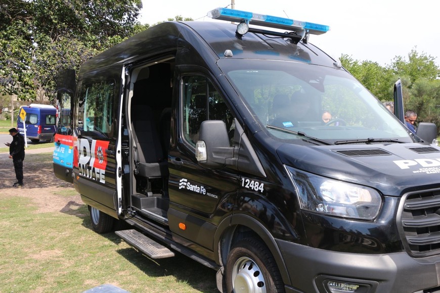 Cococcioni, entregó este viernes dos pistolas de baja letalidad, Taser, y un minibus completamente equipado con tecnología para tareas específicas de la Policía de Investigaciones (PDI) de la Unidad Regional VII.