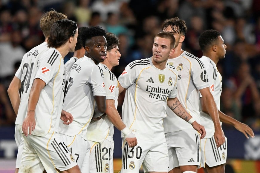 Soccer Football - LaLiga - Levante v Real Madrid - Estadi Ciutat de Valencia, Valencia, Spain - September 23, 2025
Real Madrid's Franco Mastantuono celebrates scoring their second goal with teammates REUTERS/Pablo Morano