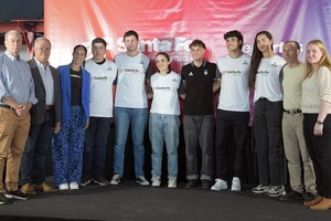 Autoridades y atletas durante el acto en Rivadavia Juniors. Crédito: Guillermo Di Salvatore.