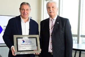 Carlos Alberto Gonella recibió la distinción de ADE por su aporte productivo. Foto: Guillermo Di Salvatore