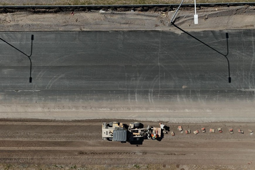 Maquinaria pesada en plena operación preparando capas especiale.
