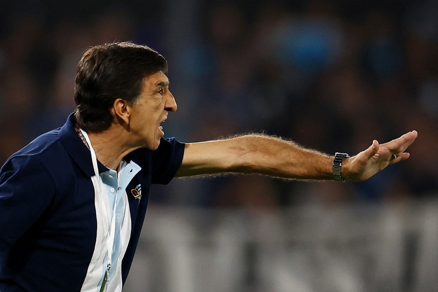 Soccer Football - Copa Libertadores - Quarter Final - Second Leg - Racing Club v Velez Sarsfield - Estadio Monumental Presidente Peron, Avellaneda, Argentina - September 23, 2025
Racing Club coach Gustavo Costas reacts during the match REUTERS/Agustin Marcarian