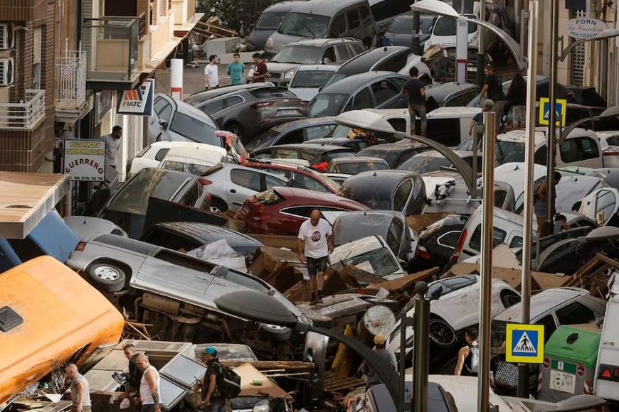 Las inundaciones resultantes desbordaron ríos y barrancos