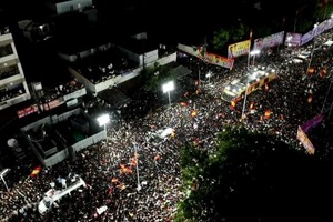 Escenas de pánico tras el derrumbe de las barricadas en Tamil Nadu durante el acto político. Foto: Gentileza