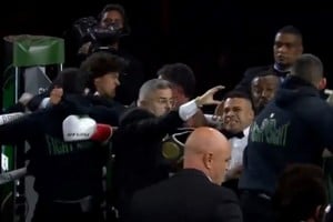 Una velada que prometía mostrar las habilidades de dos veteranos terminó en un caos.