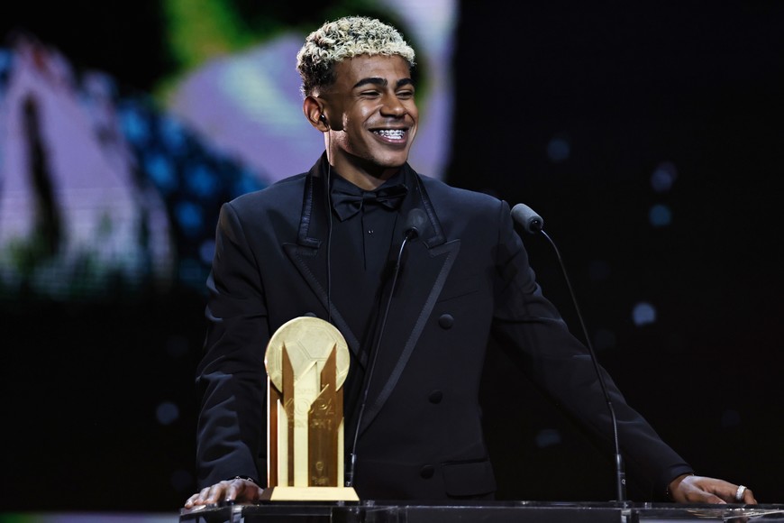 (250923) -- PARIS, 23 septiembre, 2025 (Xinhua) -- Imagen del 22 de septiembre de 2025 del jugador español de Barcelona, Lamine Yamal, hablando después de recibir el Trofeo Kopa al mejor jugador menor de 21 años durante la ceremonia de premiación del Balón de Oro 2025 de France Football en el Teatro del Chatelet, en París, Francia. (Xinhua/Gao Jing) (oa) (ah) (vf)