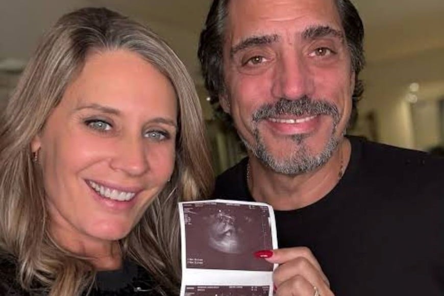 Rocío Marengo y Eduardo Fort junto a una imagen anunciaron el embarazo.
