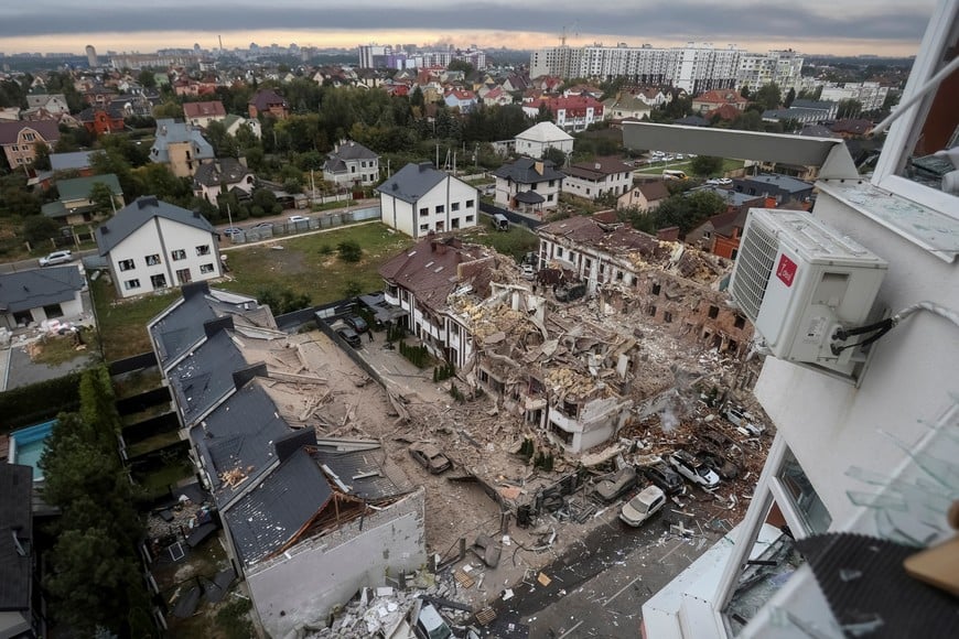 A view shows a residential neighbourhood hit during a Russian drone and missile strike, amid Russia's attack on Ukraine, in the outskirts of Kyiv, Ukraine, September 28, 2025. REUTERS/Anatolii Stepanov