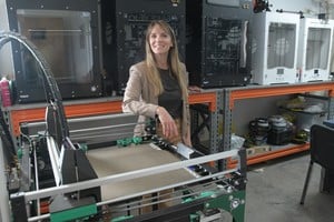 Angelina Macua, gerenta de Camsfe y del Parque Industrial, junto a las impresoras 3D. Foto: Luis Cetraro