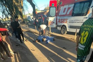 La moto del joven fallecido quedó tendida sobre la avenida Teniente Loza.