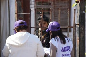 Vecinos de Barranquitas reciben a profesionales en las primeras entrevistas domiciliarias.