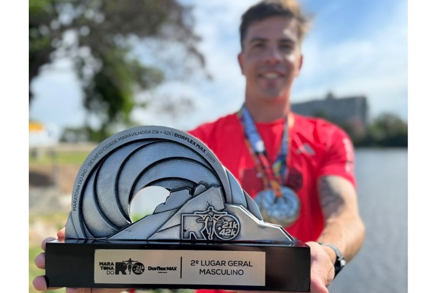 El atleta argentino recibió su trofeo meses después de la competencia.