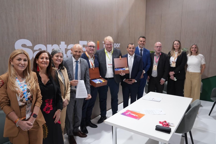 El ministro de Desarrollo Productivo de Santa Fe, Gustavo Puccini, firmó un convenio con la aerolínea World2Fly. Crédito: Gobierno de la provincia de Santa Fe