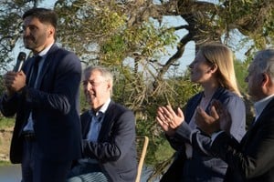 Pullaro y Schiaretti encabezaron el inicio de la campaña de Provincias Unidas en Santa Fe, donde la lista para diputados nacionales está encabezada por Gisela Scaglia y Pablo Farías. Crédito: Luis Cetraro