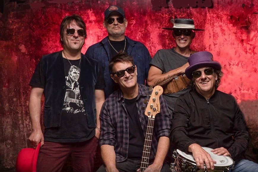 The Polacos: Alejandro Ríos (guitarra), Héctor “Toto” Santisteban (guitarra y voz), Claudio Vaschetto (bajo), Oscar “Luli” Gauna (armónica) y Fabián “Nene” Broin (batería).