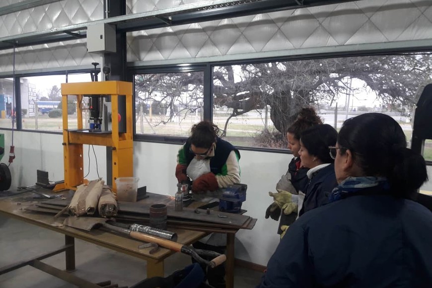 Algunos cursos se realizan por convenio. En este caso con el Área de Género de la Provincia se realizó una formación en soldadura para mujeres.  Foto: Gentileza Camsfe