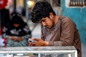 Muchas personas notarán el impacto el martes, cuando se reanuden los servicios bancarios y otros negocios.