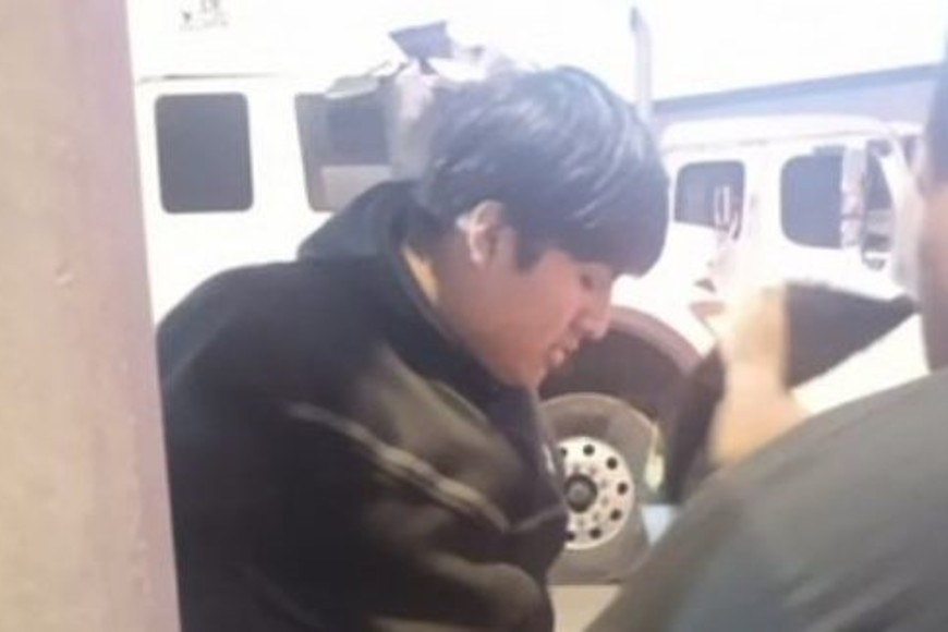 La imagen de la detención de "Pequeño J" circula en las redes sociales.