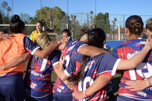 Una imagen del festejo grupal en la cancha de El Porvenir, donde Unión consolidó su posición en la punta y definirá el ascenso a la máxima categoría con Lanús. Crédito: Prensa Unión