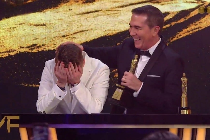 El conductor recibió la estatuilla, entregada por Rodolfo Barili.