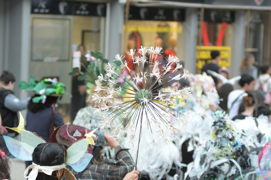 Cuerpos, colores y dispositivos corporales expresaron la potencia transformadora del arte. Foto: Manuel Fabatía