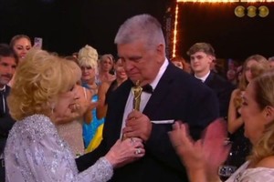 "Leyenda". Luis Ventura entregó el galardón especial a Mirtha Legrand.