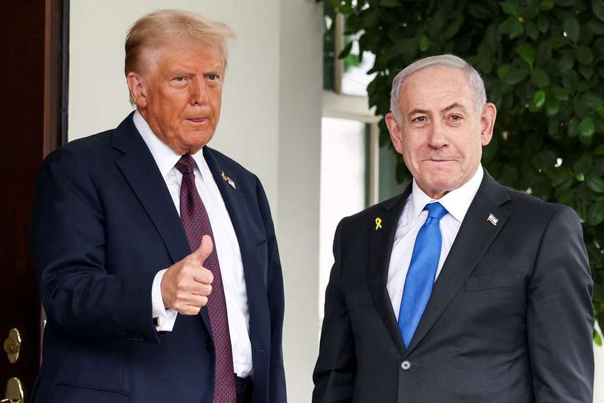 U.S. President Donald Trump gives a thumbs up as he welcomes Israeli Prime Minister Benjamin Netanyahu at the White House in Washington, D.C., U.S., September 29, 2025. REUTERS/Kevin Lamarque
