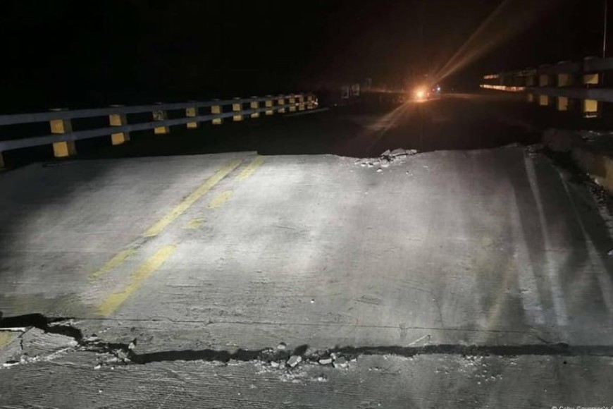 Daños sufridos en un puente tras el terremoto de magnitud 6,9 que sacudió parte de la isla, en Cebú.