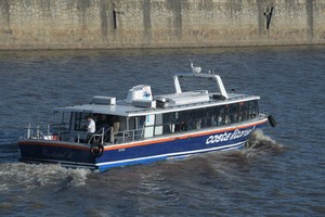 La flamante embarcación en el Dique I partiendo hacia el río. Foto: Luis Cetraro.