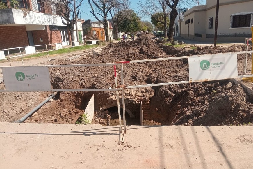 Vecinos se quejan por el estado de calle Roque Sáenz Peña al 1740, entre Moreno y Monseñor Vicente Zazpe.