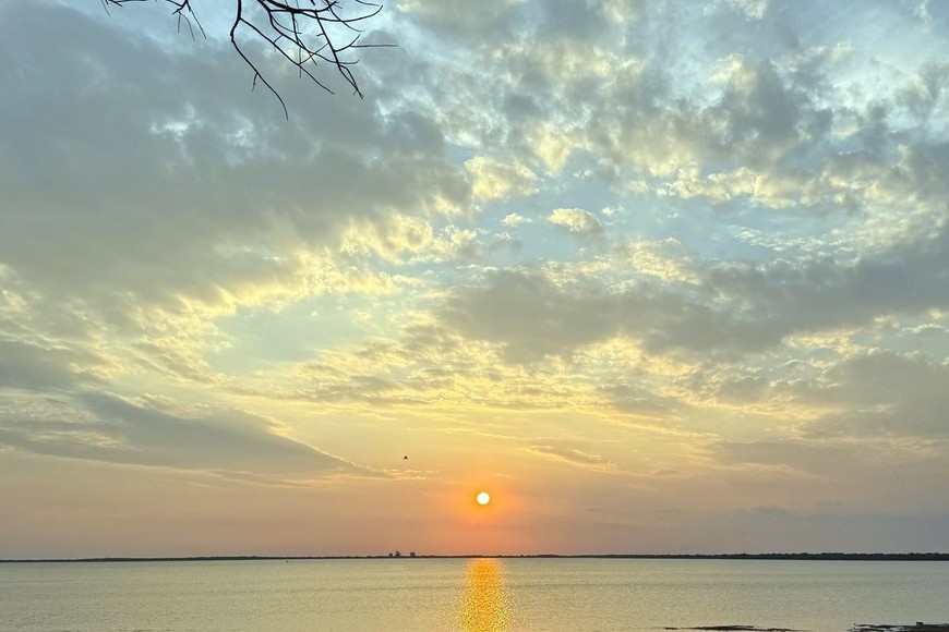 Contemplar los atardeceres es un "ritual" de la estadía en el balneario.