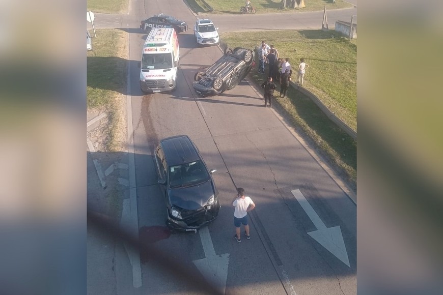 La conductora del vehículo volcado fue derivada al Hospital Cullen.