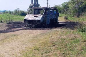 La Renault Traffic incendiada fue hallada en un camino rural de Colonia San José. 