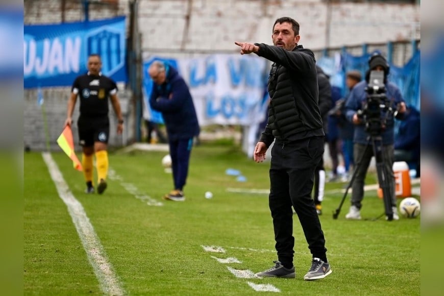 Su último partido como DT de la primera fue en la cancha de San Telmo. Ese día se fue muy mal. "No pateamos al arco", dijo. Pero quería dirigir contra Chacarita y los dirigentes decidieron que vuelva a la reserva y que lo haga Medrán.